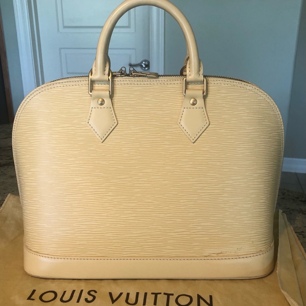 Authentic Louis Vuitton Creme Alma Leather Handbag - Picture 2 of 9